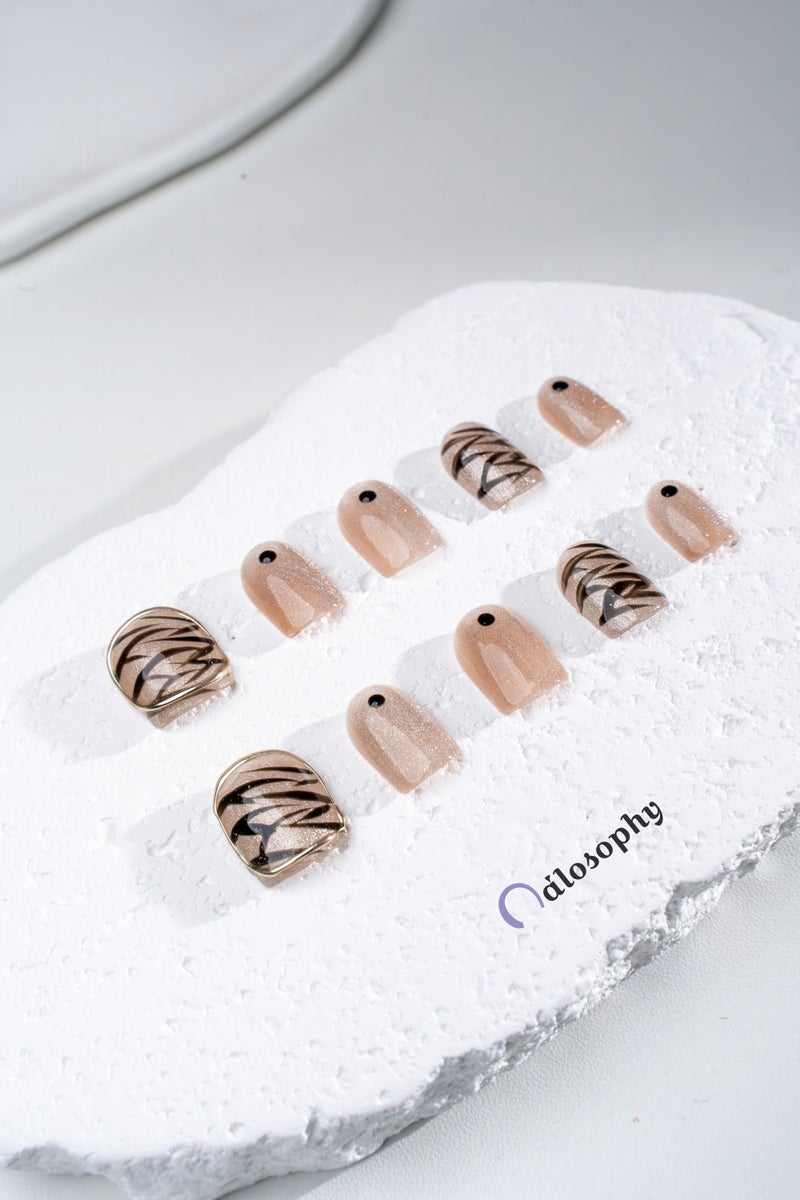 Nailosophy أظافر جل مضغوطة يدوية الصنع بتصميم تجريدي مع لمسة لامعة من الشمبانيا مع خطوط سوداء | شكل دائري - Image 1